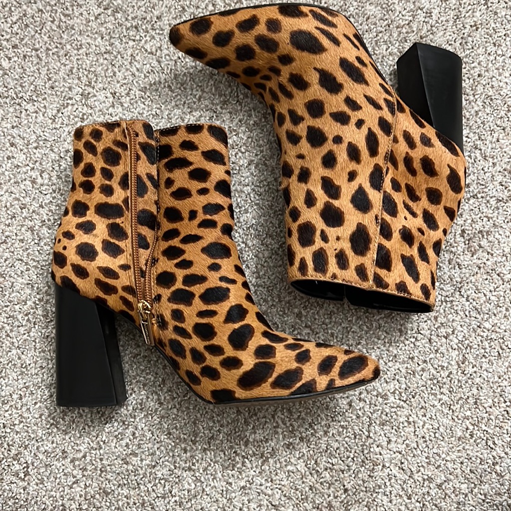 Vince Camuto Cheetah Print Bootie Size 6